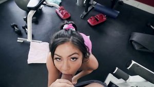 I Know That Girl - Kendra Spade tạo dáng tại phòng gym ở chế độ HD